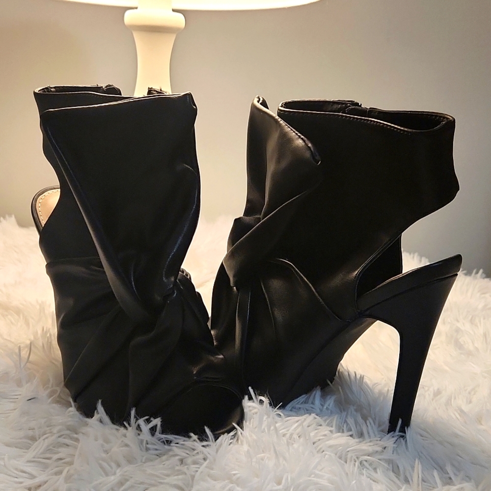 6.5, Black Heels